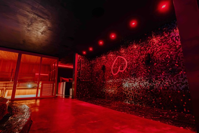 Mur mosaïque et néon cœur dans le couloir du Bada Club à Dardilly
