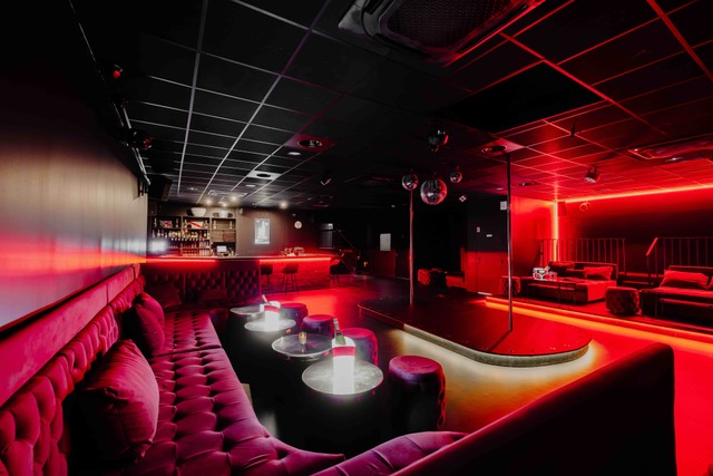 Banquettes capitonnées et salons du Bada Club à Dardilly