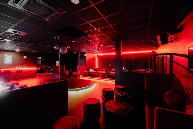 Bar et piste de danse éclairés en rouge au Bada Club
