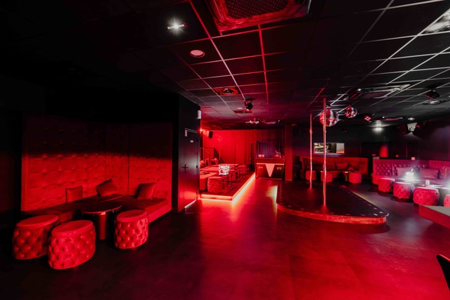 Vue d'ensemble du salon et du bar du Bada Club à Dardilly